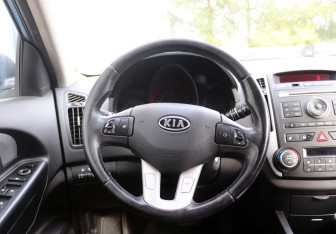 Подержанный автомобиль Kia Ceed Hatchback 2010 года (16 фото)