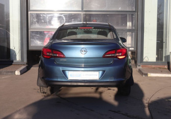 Подержанный автомобиль Opel Astra Sedan 2013 года (4 фото)