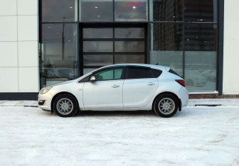 Подержанный автомобиль Opel Astra Hatchback 2013 года (2 фото)