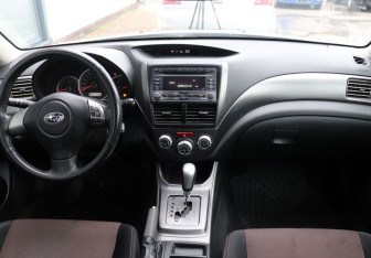 Подержанный автомобиль Subaru Impreza Hatchback 2010 года (14 фото)