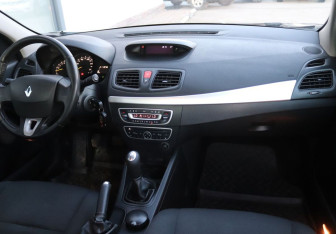Подержанный автомобиль Renault Fluence 2012 года (11 фото)