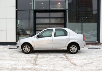 Подержанный автомобиль Renault Logan Sedan 2012 года (2 фото)