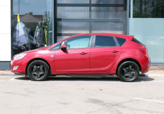 Подержанный автомобиль Opel Astra Hatchback 2010 года (5 фото)