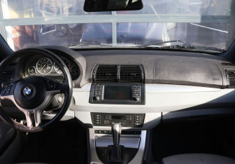 Подержанный автомобиль BMW X5 2001 года (15 фото)