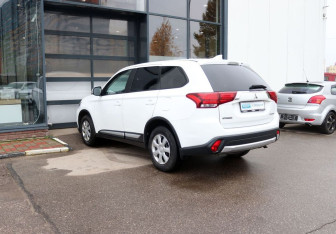 Подержанный автомобиль Mitsubishi Outlander 2017 года (3 фото)