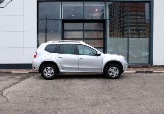 Подержанный автомобиль Nissan Terrano 2017 года (6 фото)