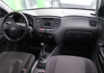Подержанный автомобиль Kia Rio Sedan 2010 года (13 фото)