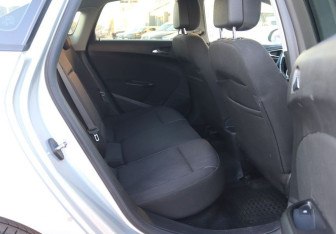 Подержанный автомобиль Opel Astra Sedan 2012 года (11 фото)