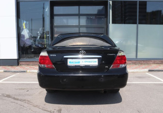 Подержанный автомобиль Toyota Camry Sedan 2005 года (4 фото)