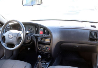 Подержанный автомобиль Hyundai Elantra Sedan 2004 года (13 фото)