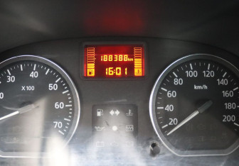 Подержанный автомобиль Nissan Terrano 2014 года (17 фото)