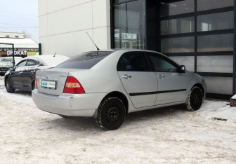 Подержанный автомобиль Toyota Corolla Sedan 2004 года (5 фото)