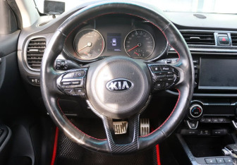 Подержанный автомобиль Kia Rio Sedan 2017 года (13 фото)