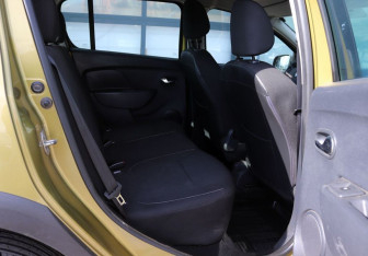 Подержанный автомобиль Renault Sandero 2016 года (11 фото)