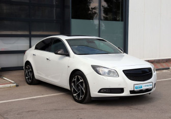 Подержанный автомобиль Opel Insignia Sedan 2013 года (2 фото)