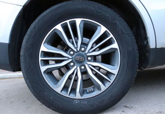 Подержанный автомобиль Geely Emgrand X7 2018 года (9 фото)