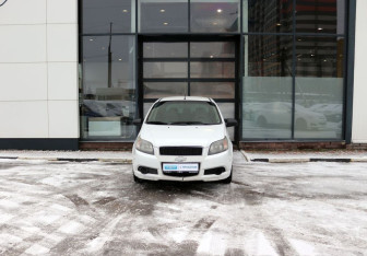 Подержанный автомобиль Chevrolet Aveo Hatchback 2010 года (8 фото)