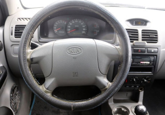 Подержанный автомобиль Kia Rio Sedan 2003 года (16 фото)