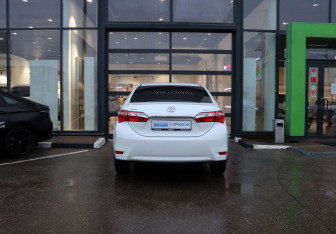 Подержанный автомобиль Toyota Corolla Sedan 2014 года (4 фото)
