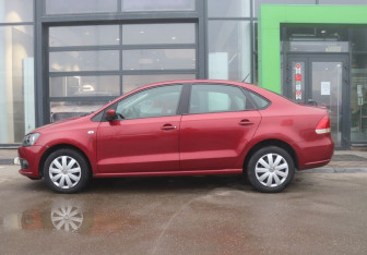 Подержанный автомобиль Volkswagen Polo Sedan 2012 года (2 фото)