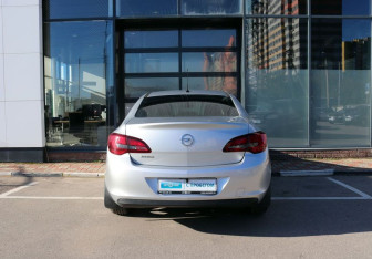 Подержанный автомобиль Opel Astra Sedan 2012 года (4 фото)