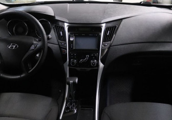 Подержанный автомобиль Hyundai Sonata 2011 года (15 фото)
