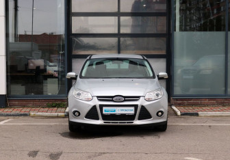 Подержанный автомобиль Ford Focus Sedan 2014 года (8 фото)