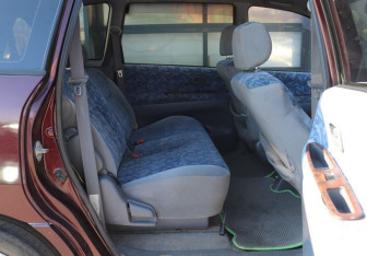 Подержанный автомобиль Toyota Ipsum 1997 года (11 фото)