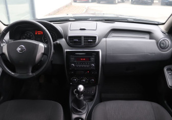 Подержанный автомобиль Nissan Terrano 2014 года (15 фото)