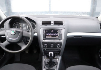 Подержанный автомобиль Skoda Octavia Liftback 2011 года (15 фото)