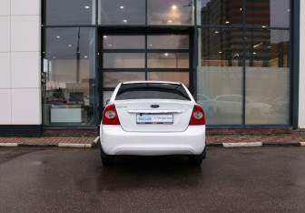 Подержанный автомобиль Ford Focus Sedan 2009 года (4 фото)