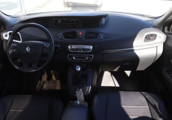 Подержанный автомобиль Renault Scenic 2009 года (15 фото)