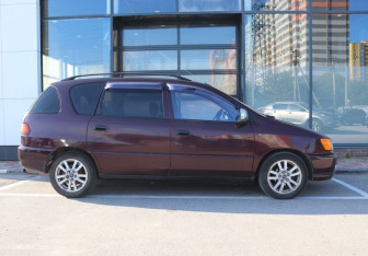 Подержанный автомобиль Toyota Ipsum 1997 года (6 фото)