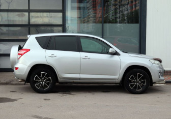 Подержанный автомобиль Toyota RAV4 2011 года (8 фото)