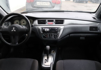 Подержанный автомобиль Mitsubishi Lancer Sedan 2006 года (15 фото)