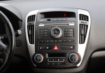 Подержанный автомобиль Kia Ceed Hatchback 2010 года (17 фото)