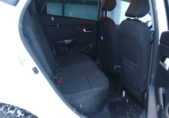 Подержанный автомобиль Kia Rio Hatchback 2016 года (12 фото)