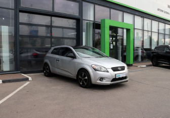 Подержанный автомобиль Kia Ceed Hatchback 2009 года (7 фото)