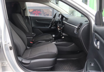 Подержанный автомобиль Kia Rio Hatchback 2017 года (13 фото)