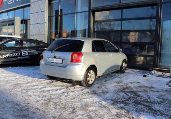 Подержанный автомобиль Toyota Corolla Hatchback 2003 года (5 фото)