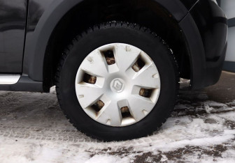 Подержанный автомобиль Renault Sandero 2012 года (9 фото)