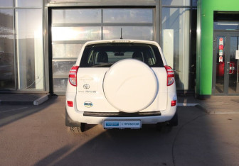 Подержанный автомобиль Toyota RAV4 2012 года (4 фото)