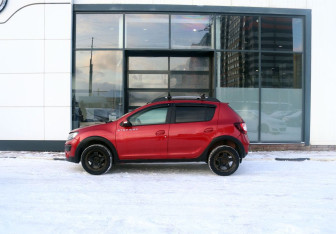 Подержанный автомобиль Renault Sandero 2015 года (2 фото)