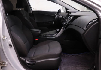 Подержанный автомобиль Hyundai Sonata 2011 года (13 фото)