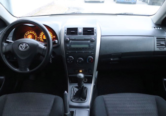 Подержанный автомобиль Toyota Corolla Sedan 2008 года (15 фото)