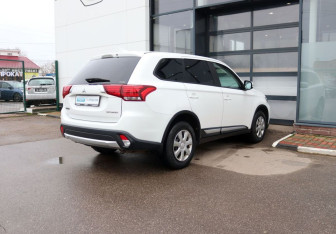 Подержанный автомобиль Mitsubishi Outlander 2017 года (5 фото)