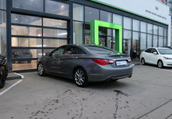 Подержанный автомобиль Hyundai Sonata 2011 года (3 фото)