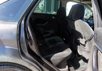Подержанный автомобиль Ford Focus Sedan 2006 года (7 фото)
