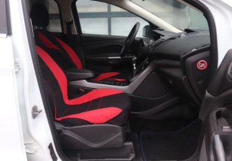 Подержанный автомобиль Ford Kuga 2013 года (13 фото)