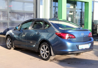 Подержанный автомобиль Opel Astra Sedan 2013 года (3 фото)